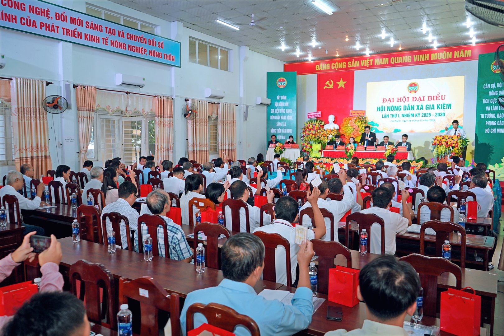 Vận động hiến đất và đóng góp hàng tỷ đồng cho giao thông nông thôn